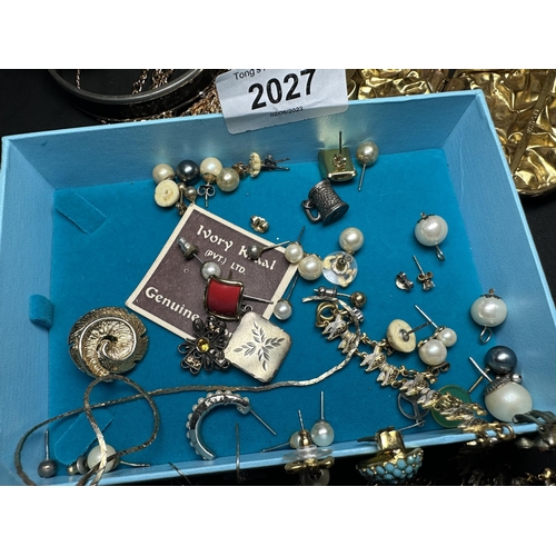 2027 - Collection of assorted jewellery pieces including possible gold and silver