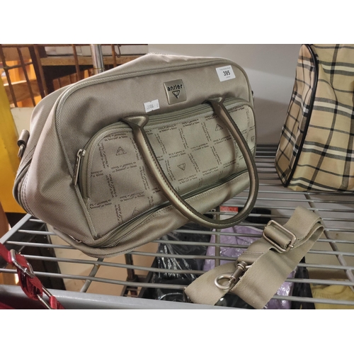 395 - QUALITY ANTLER PEWTER COLOURED TRAVEL BAG WITH STRAPS.
GREAT CONDITION