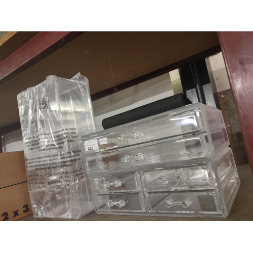 423 - BRAND NEW
2 clear perspex storage units, perfect for jewellery or cosmetics.