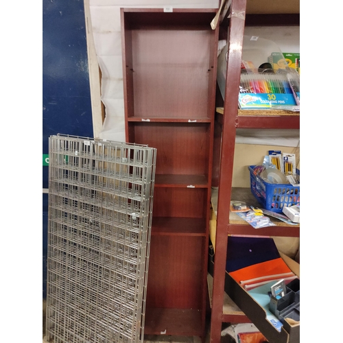 532 - Tall narrow bookcase with 3 shelves