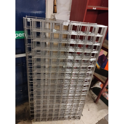 533 - 8 wire grid panels, perfect for shop display