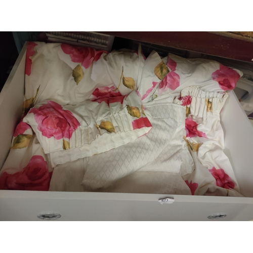 673 - Lovely selection of curtains, plain cream and pink floral