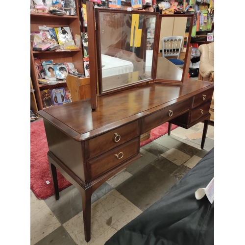 694 - Lovely wide dressing table matching lots 691 and 693. It has a 3 way foldable mirror and 5 drawers.