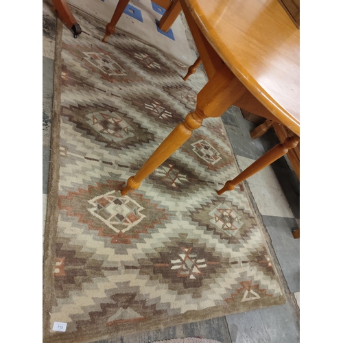 715 - Great patterned living room rug measures 180 cm x120 cm