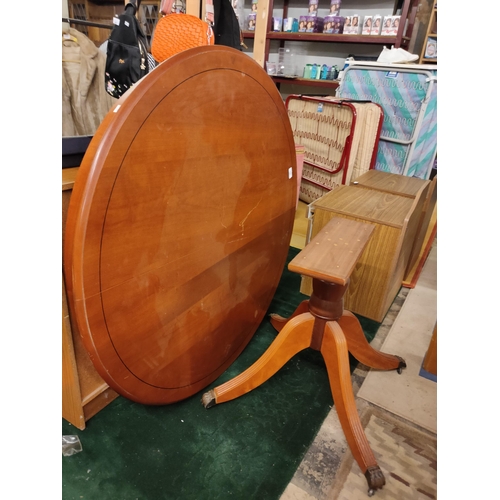 720 - Round veneered top table with claw feet.