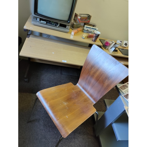 60 - Work desk with wooden chair, measures 85 x 49 x 77 cm.