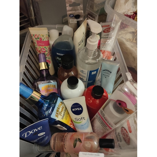 402 - Gorgeous personal care collection including Hawaiian Tropic body mists, shower gel and antibacterial... 