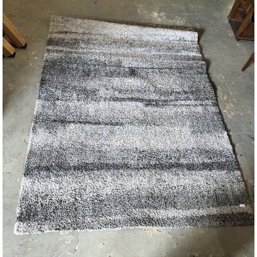 393 - Modern grey and white contemporary rug.
220 x 165 cm
Excellent condition