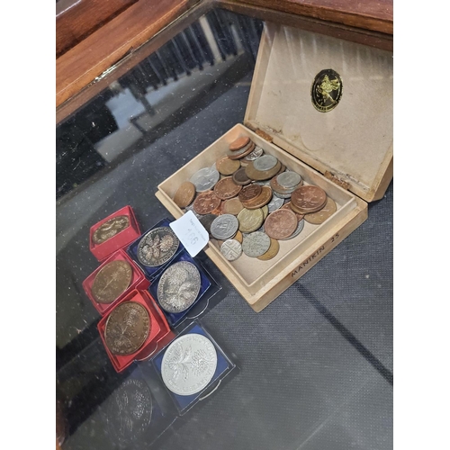 166 - A vintage cigar box filled with an assortment of old and commemorative coins