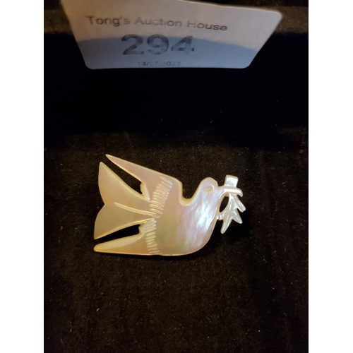 294 - Very pretty mother of pearl brooch in the shape of the Dove of Peace, lovely thing