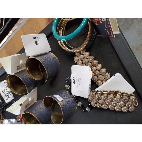 172 - A rather nice selection of chunky bangles and bracelets