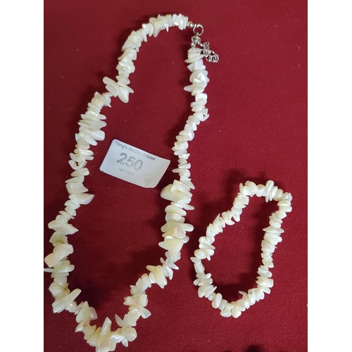 250 - Pretty mother of pearl necklace with matching elasticated bracelet