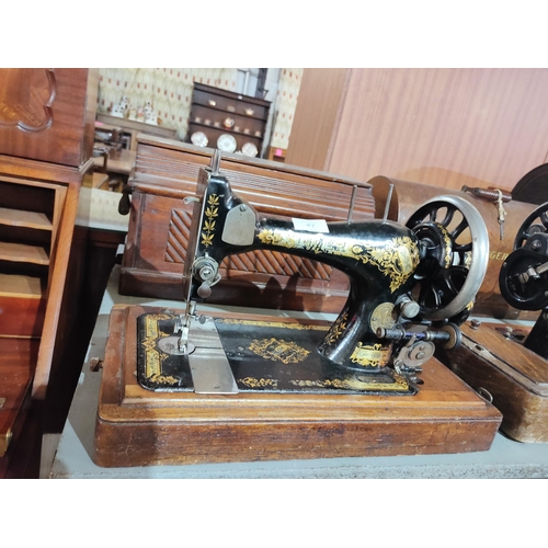 47 - A very ornate antique Singer Sewing machine with lovely carved wooden case. A real thing of beauty