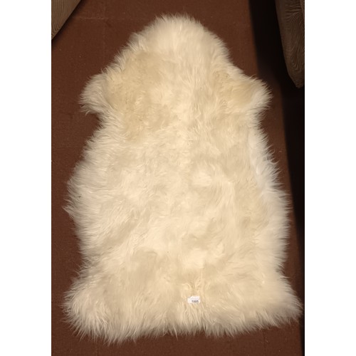 1005 - Luxurious faux sheepskin rug approx 110 x 70cm