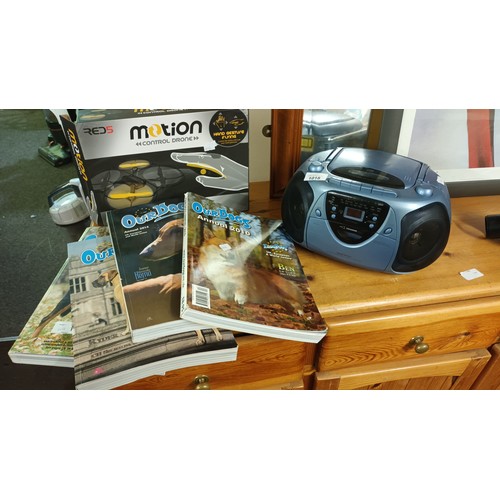 1018 - Digital Sound radio and CD player with integrated speakers, a selection of Our Dogs annuals and a Re... 