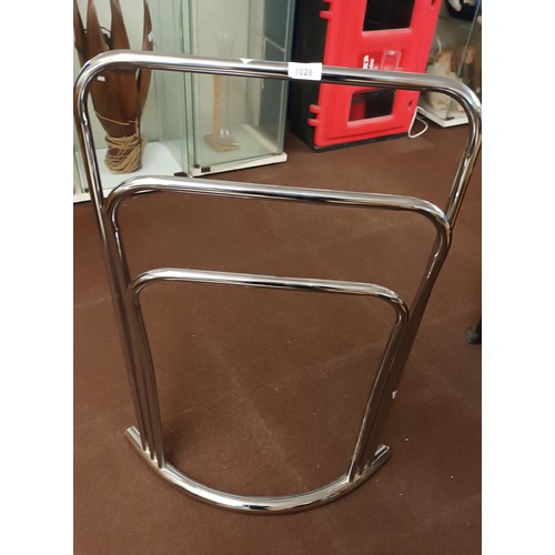 1028 - Lovely contemporary chrome 3 bar towel rail