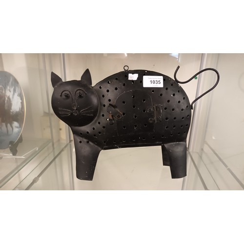 1035 - Very fun tealight holder in the shape of a black cat. Perfect for Halloween