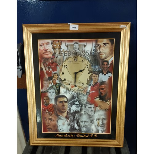 1038 - Framed battery operated clock showing images past and present of Manchester United Football club. Me... 