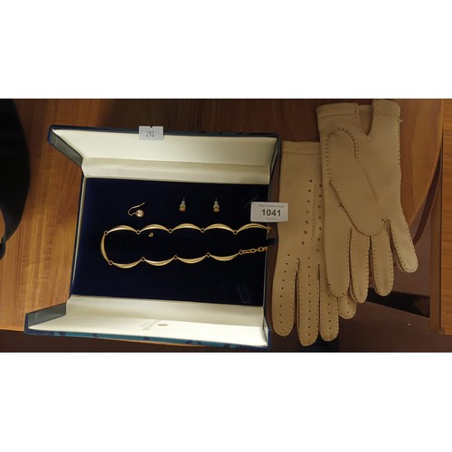 1041 - Lovely yellow metal linked necklace together with a really soft pair of ladies gloves