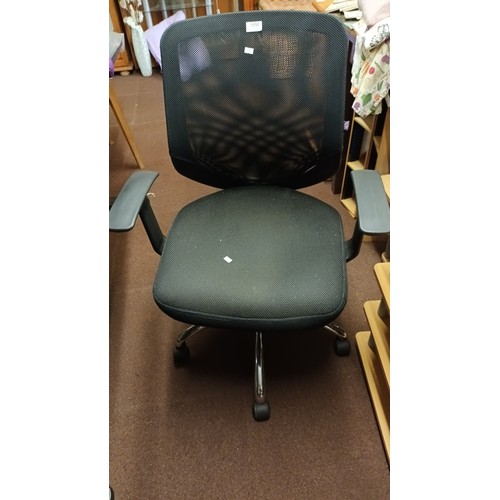 1056 - Very comfortable rotating office chair with arms and mesh back