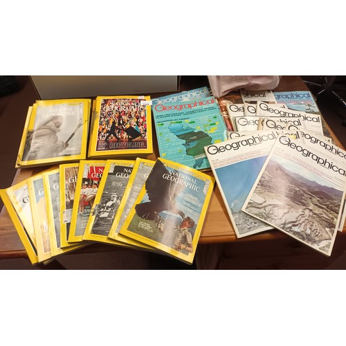 1068 - Very large collection of National Geographic magazines, some dating back to 1971 together with a sel... 