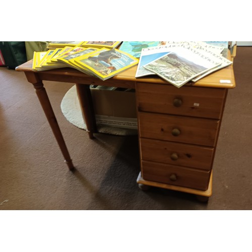 1069 - Lovely pine desk with a 4 drawer side cupboard