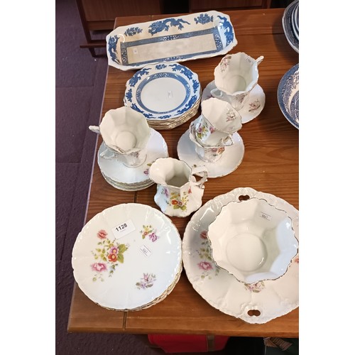 1128 - Beautiful and delicate tea service with cups, saucers and side plates together with a milk jug, bowl... 