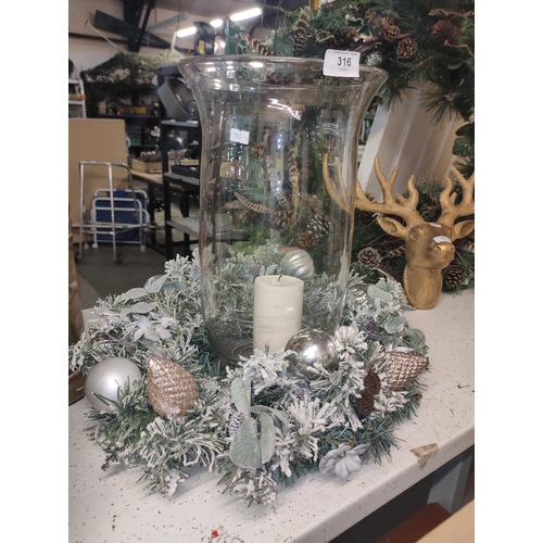 316 - GORGEOUS CHRISTMAS CENTRE PIECE WITH CANDLE AND GLITTERED WREATH SURROUND.
APPROX 42CM HEIGHT.