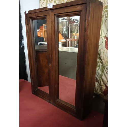 417 - 610 x 500 x 115Fabulous vintage mirror fronted 2 door cabinet