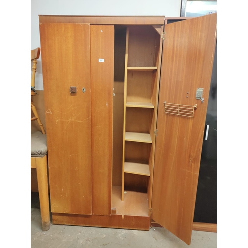 987 - VINTAGE DOUBLE WARDROBE WITH HANGING RAIL AND INDIVIDUAL COMPARTMENTS INSIDE.
APPROX 90CM WIDTH.