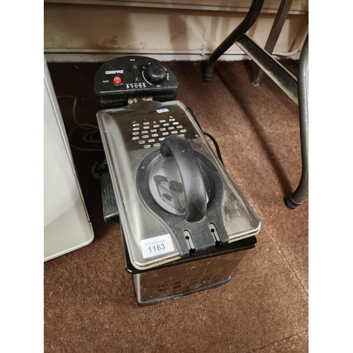 1163 - WORKING ORDER Compact Geepas stainless steel deep fryer model GDF36011UK in good condition