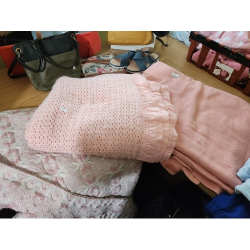 1260 - Nice pink blanket and throw selection