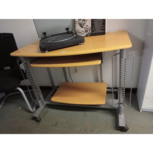 1280A - BEECH AND CROME COMPUTER DESK  ON CASTORS.
100CM WIDTH X 80CM HEIGHT.