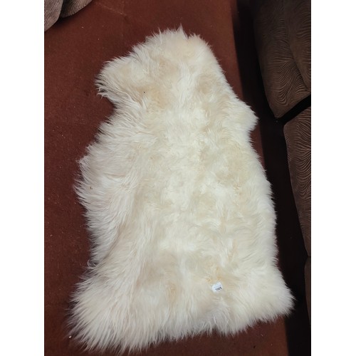 1005 - Luxurious faux sheepskin rug approx 110 x 70cm