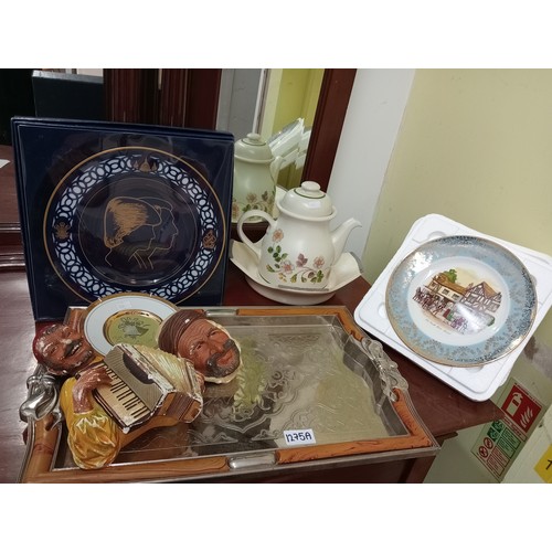 1275A - COLLECTION OF ITEMS INCLUDING BEAUTIFUL METAL DETAILED TRAY, 24KT  ANNIVERSARY PLATES, PLATES AND MU... 