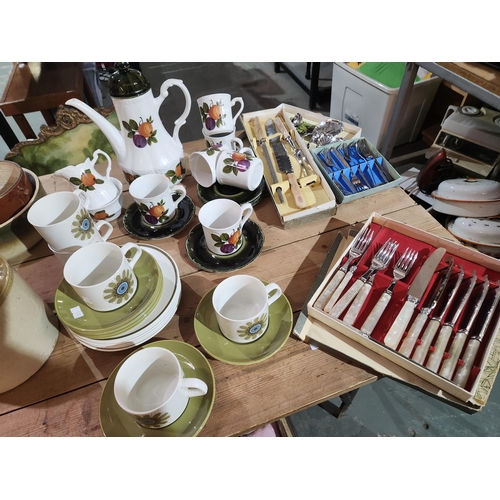 146 - Fabulous retro J & G studio flower teacups, saucers and plates together with a Fruit design tea serv... 