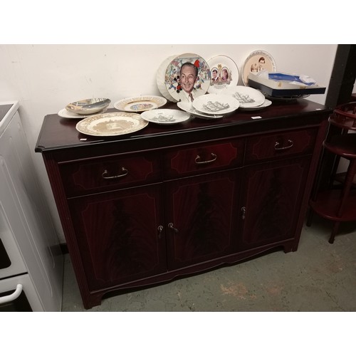 1344 - QUALITY ROSEWOOD EFFECT SIDEBOARD WITH BRASS HANDLES.
120CM WIDTH.