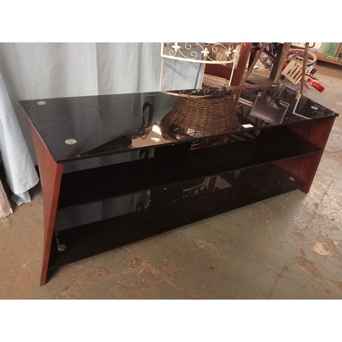 1347 - MODERN BLACK GLASS AND WOODEN TV/MEDIA UNIT.
123 X 40 CM