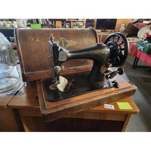 100A - OLD SINGER SEWING MACHINE IN CASE