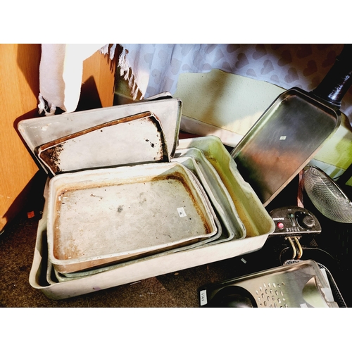 16 - LARGE COLLECTION OF QUALITY CATERING OVEN AND SERVING TRAYS.