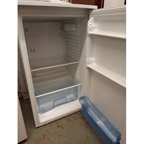 526 - TEKNIX UNDER COUNTER FRIDGE GOOD WORKING ORDER 
89 H X 48 W X 50 D CM.