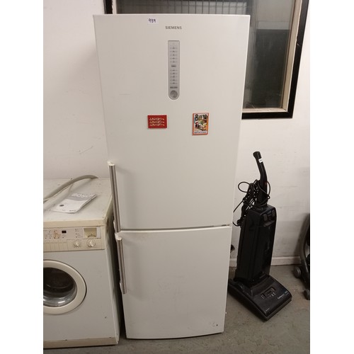 989 - SIEMENS KG33NA10GB FRIDGE FREEZER
179 X 60 CM
IN GOOD WORKING ORDER.