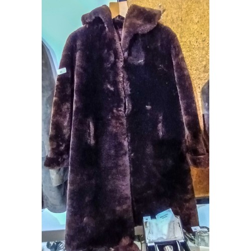 40 - Beautifully fur warm ladies winter coat made by Tescan. Unsized but approx 46-48