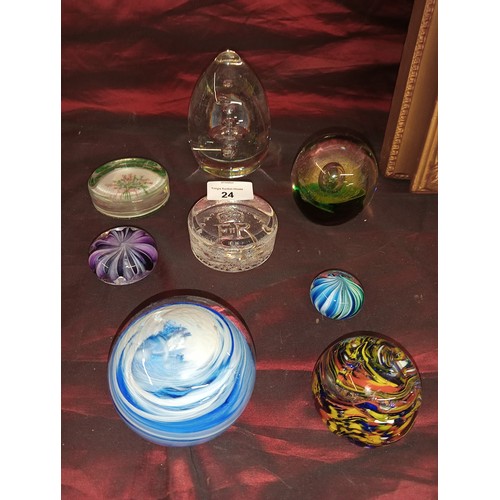 24 - Lovely selection of glass paperweights including a 1977 Silver Jubilee commemorative clear glass pap... 