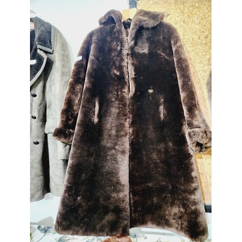 40 - Beautifully fur warm ladies winter coat made by Tescan. Unsized but approx 46-48