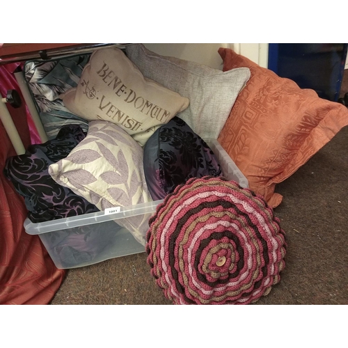 1081 - Large assorted collection of cushions