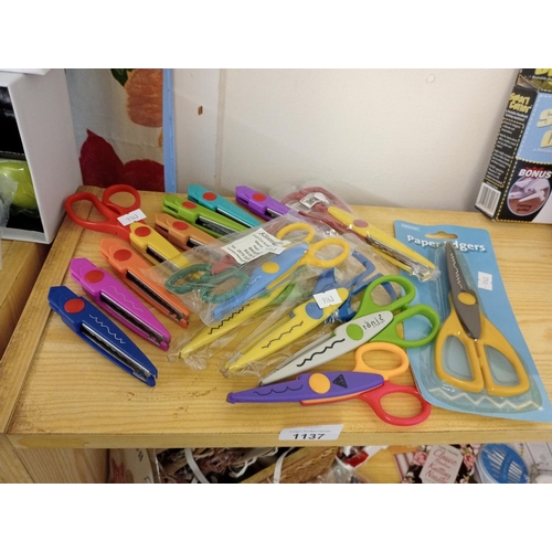 1137 - Large range of decorative edge craft scissors