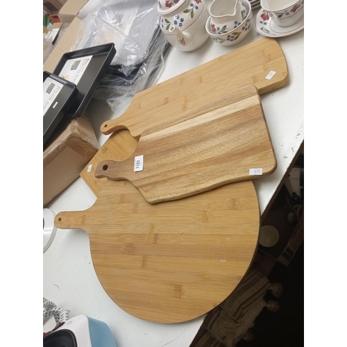 1183 - Nice selection of wooden chopping and serving boards