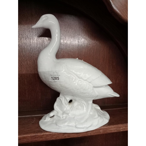 1285 - Large white ceramic duck.
30 CM height.