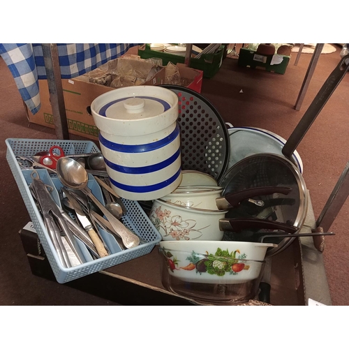 816 - QUALITY PANS AND PIZZA TRAY PLUS VINTAGE BLUE AND WHITE BISCUIT BARREL PLUS MUCH MORE